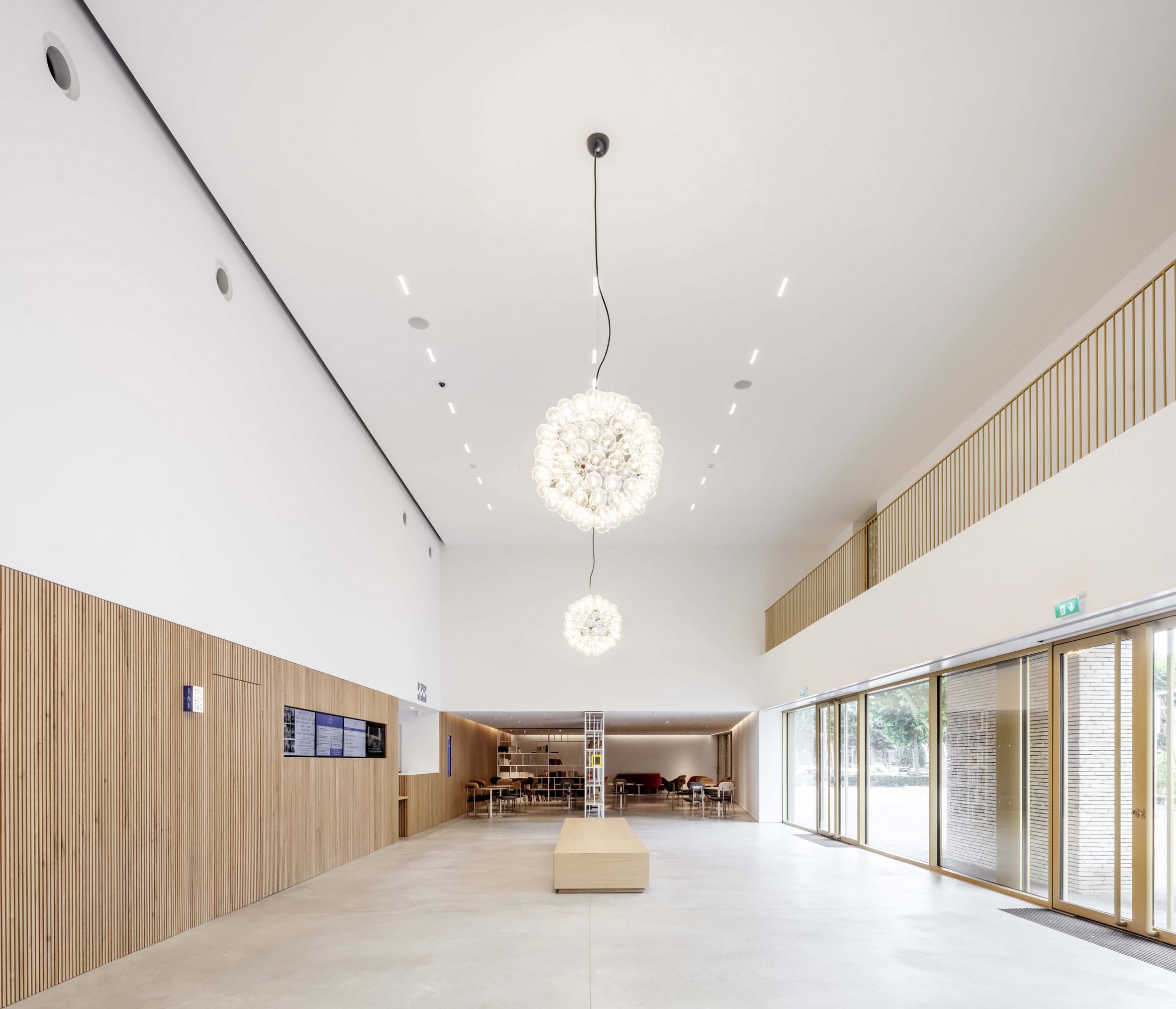 法国 Cahors 的 Cinema Le Grand Palais | 金光闪闪的复古电影院-23