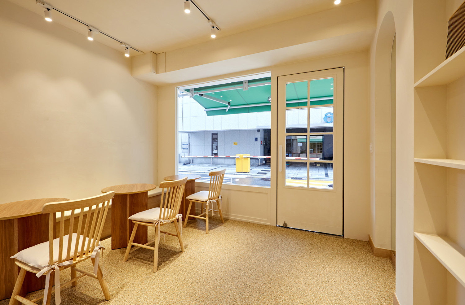 白色与木质，打造 10 平米精致空间-7