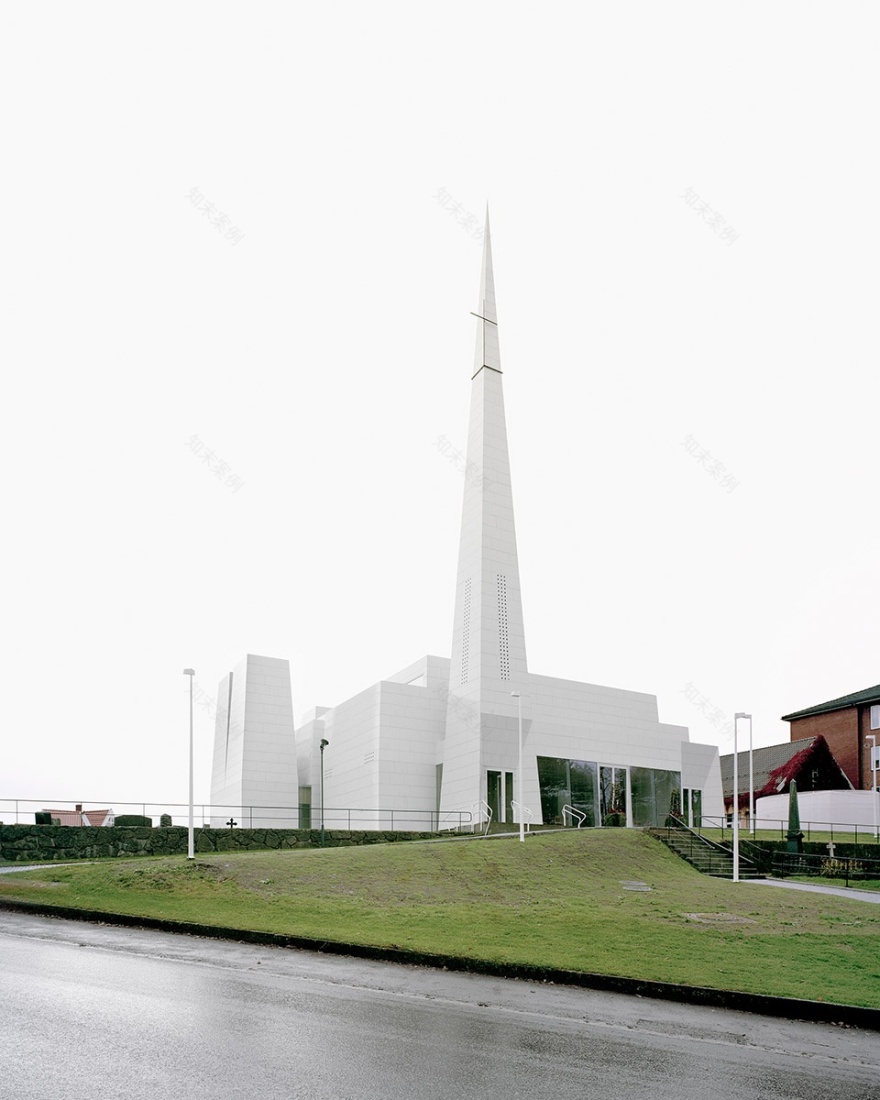 波什格伦教堂 · 瓷质立面与温暖橡木的共生空间-21