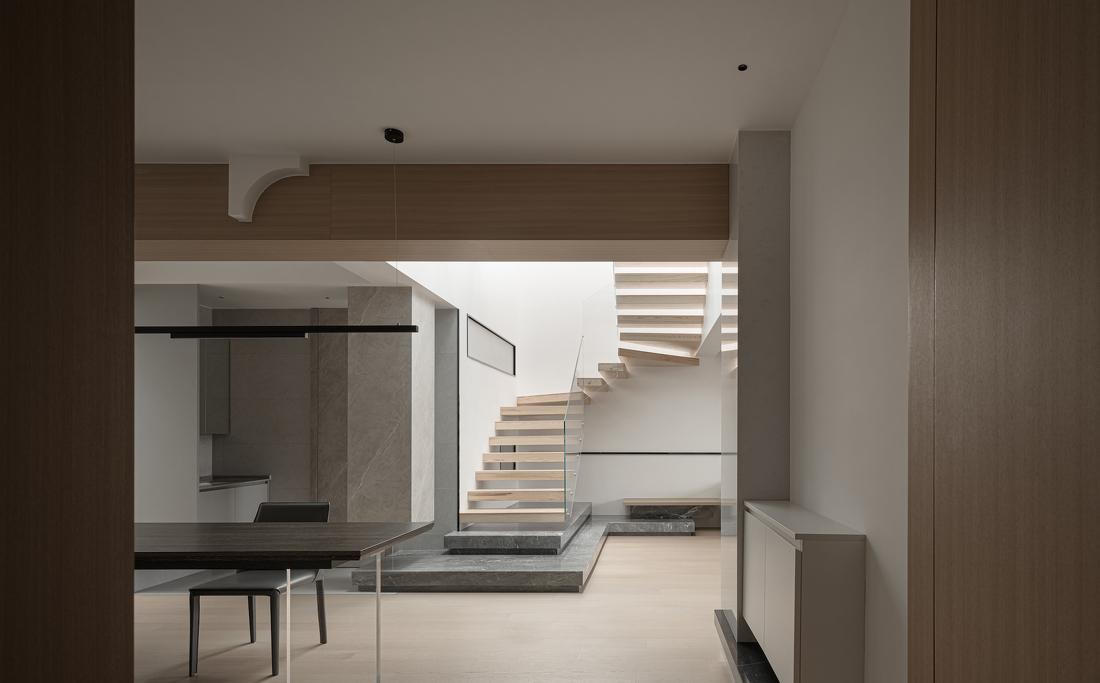 光线与空间的完美融合 · 顶楼平层住宅的创新设计-81