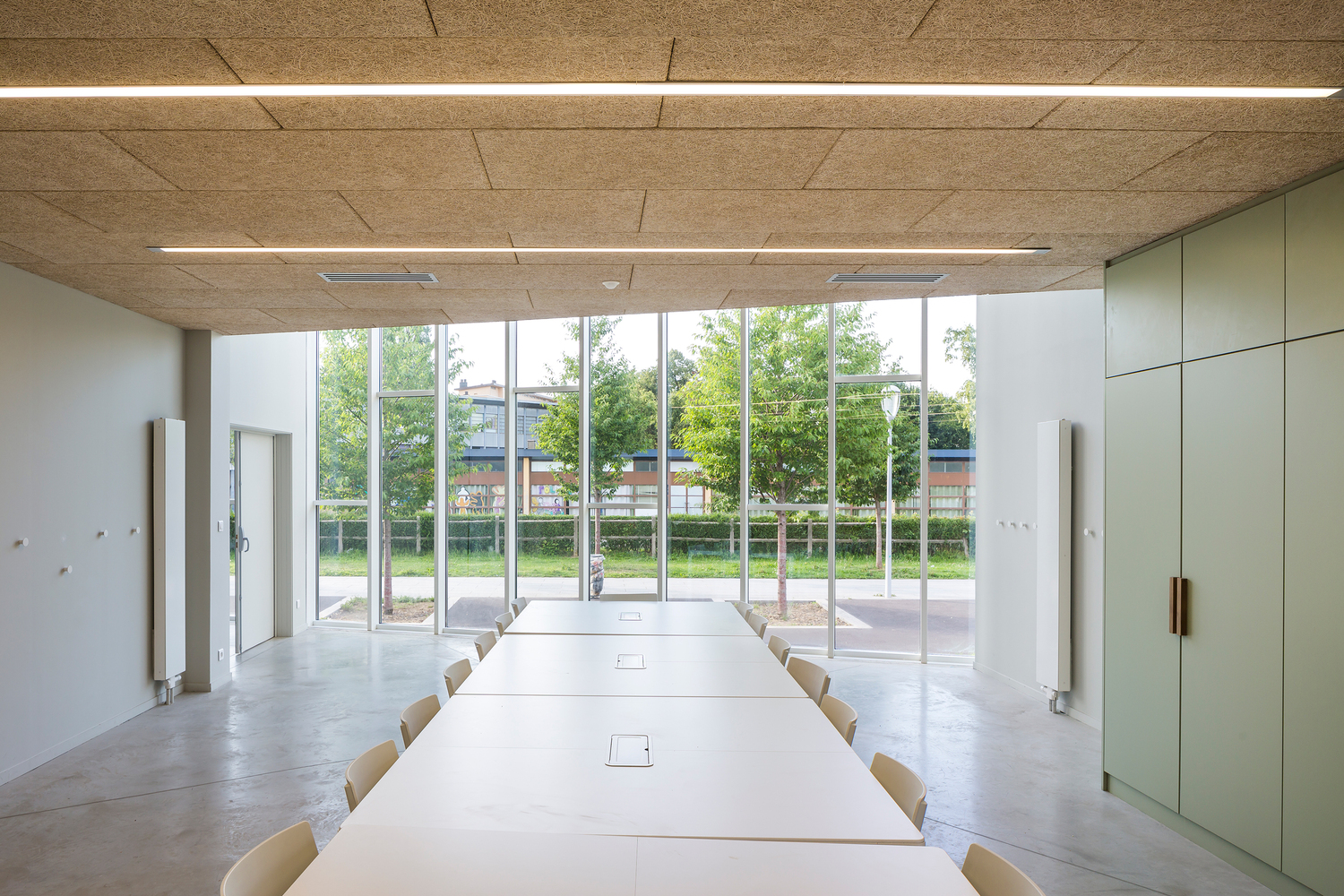 雕塑般的法国 Centre Le Lac 文化中心,打造多功能的社区聚集地-26