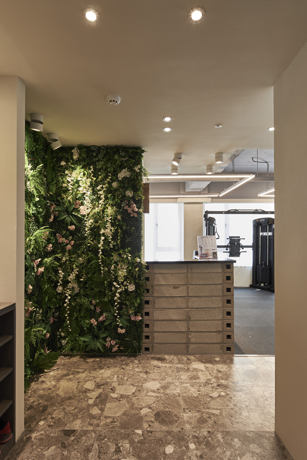 简约设计展现 30 坪健身中心魅力-9