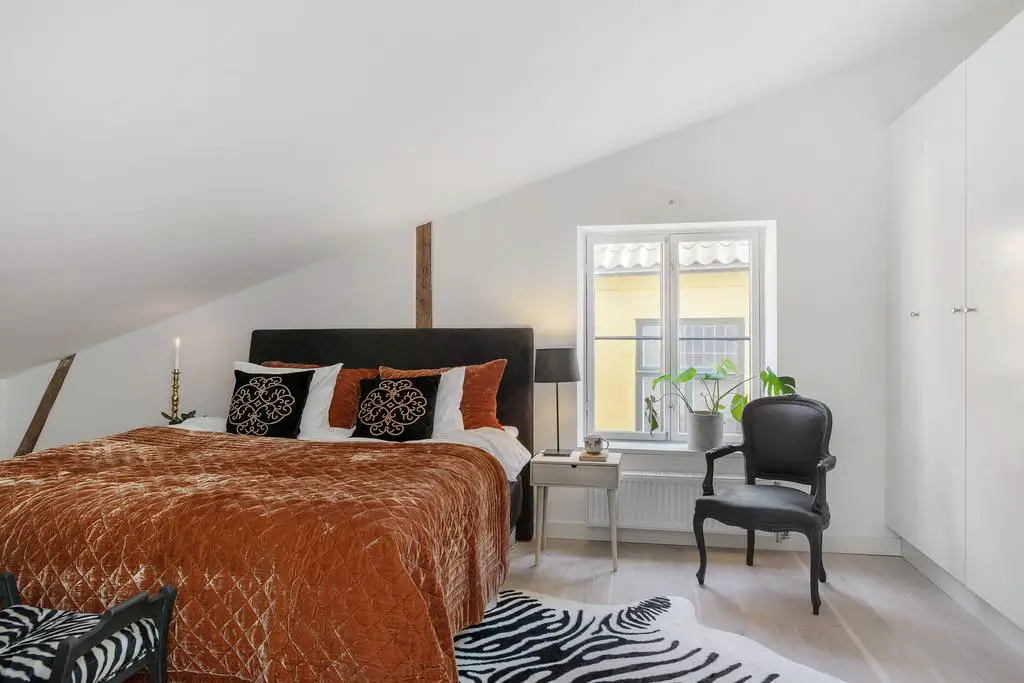 "瑞典 19 世纪古宅现代改造，工业风格窗户展现独特魅力"-15