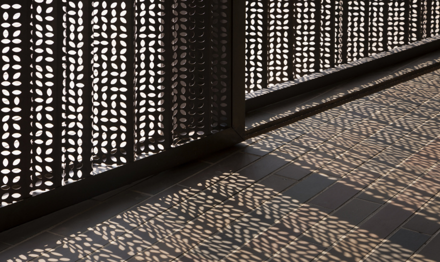 折叠屋顶下的绿意教堂-27