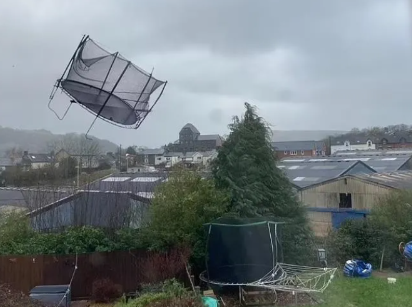 罗杰斯"千禧穹顶"被风暴撕毁！高技、高造价VS极端天气，建筑应该担责吗？-29