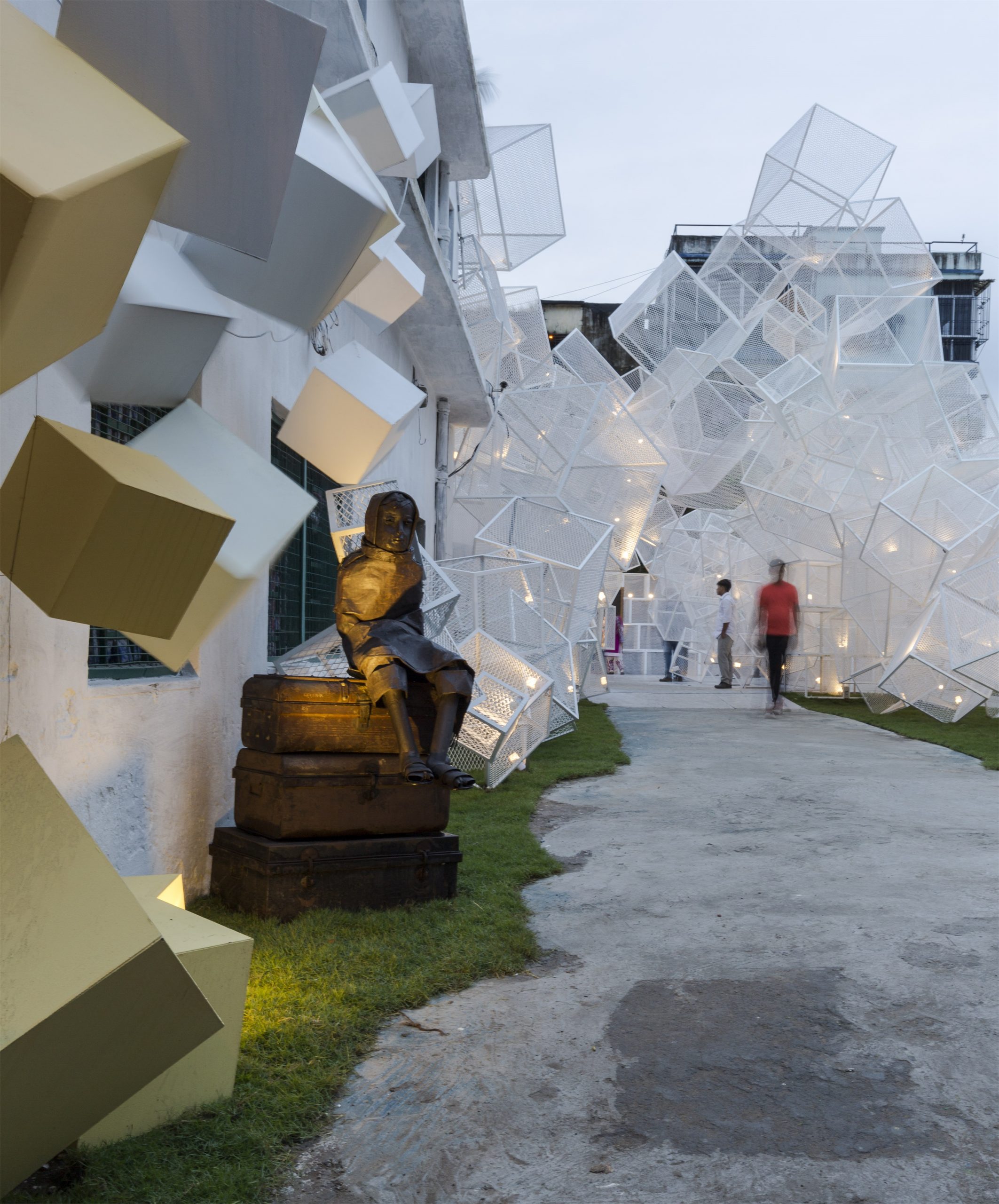 印度杜尔迦女神节临时装置，受困的飞鸟 / Abin Design Studio-11