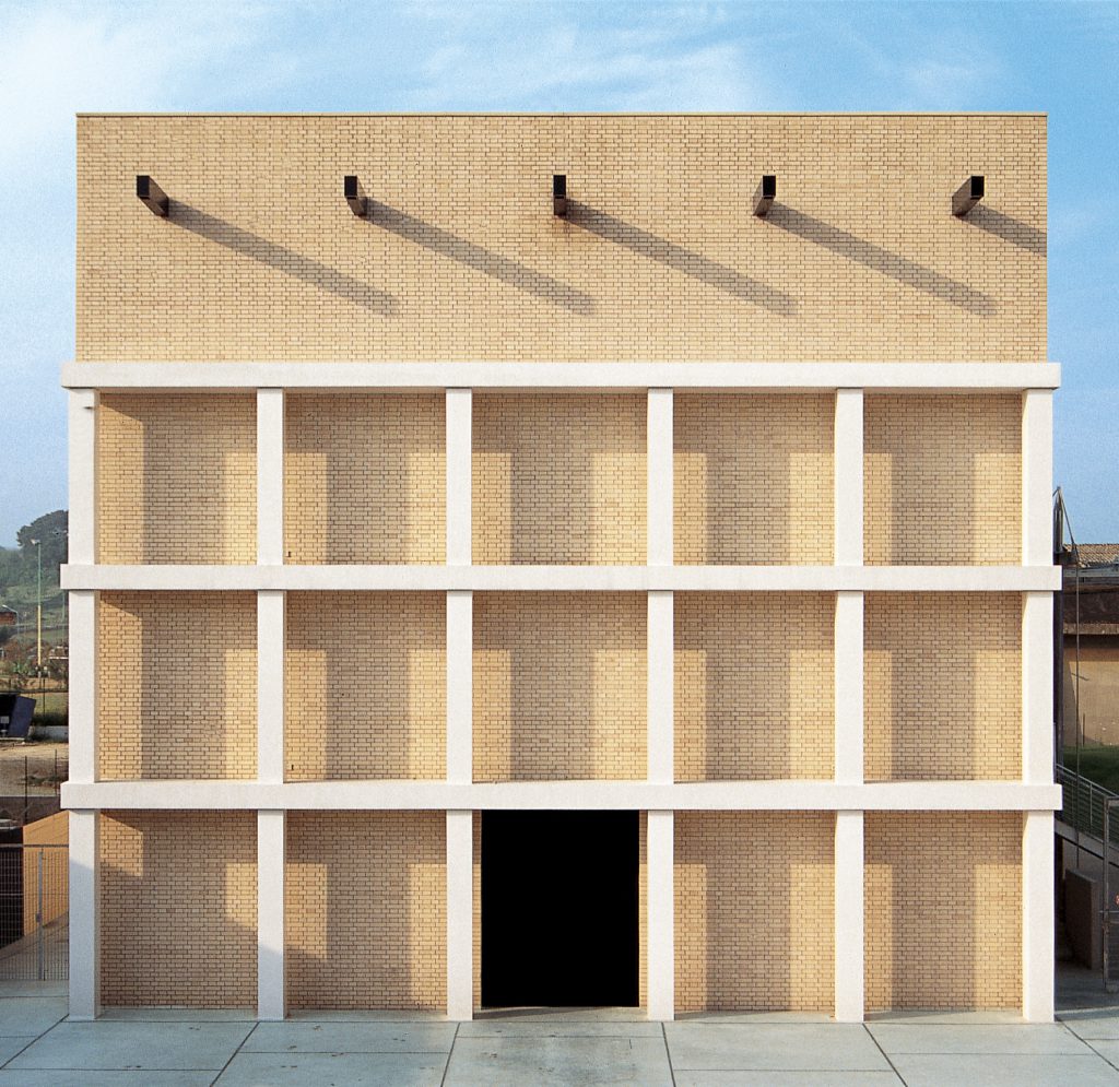 佩斯卡拉的一张新面孔

注：una facciata常见可理解为一张（新）面貌、外观等意，这里推测佩斯卡拉（Pescara）可能需要一个新的形象之类的意思，这种表述更符合大概语境，但由于缺乏更多背景信息，如果不符合要求请提供更多内容 丨意大利丨Antonio Monestiroli-17