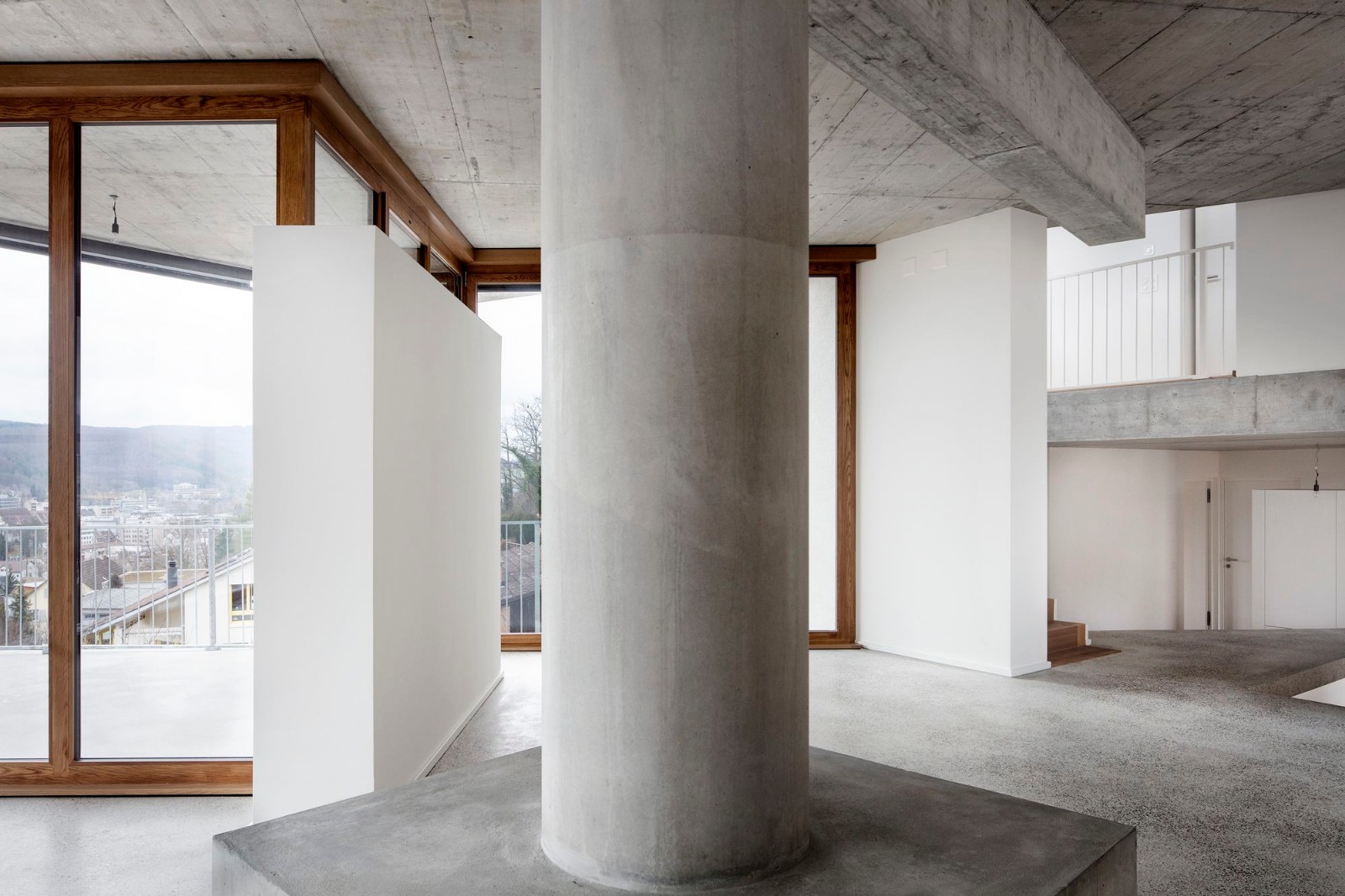 瑞士斜坡上的方形平台极简住宅-7