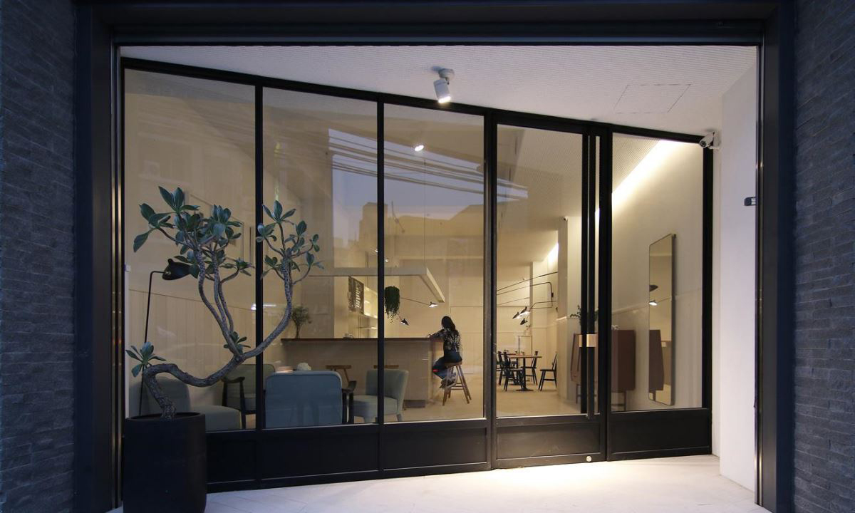 现代北欧风咖啡店,实木元素与绿植的生机融合-2