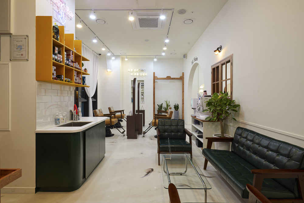 简约时尚的 24 平米美妆店设计-4