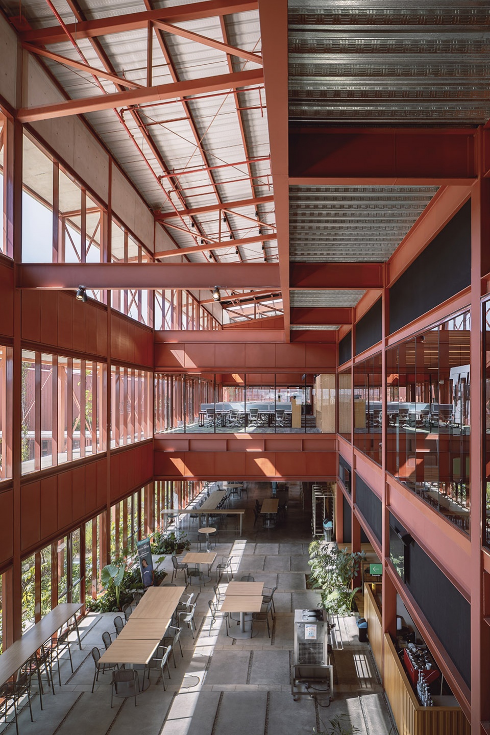 墨西哥 CBG 园区 | 钢筋混凝土与绿色花园的工业风范-23