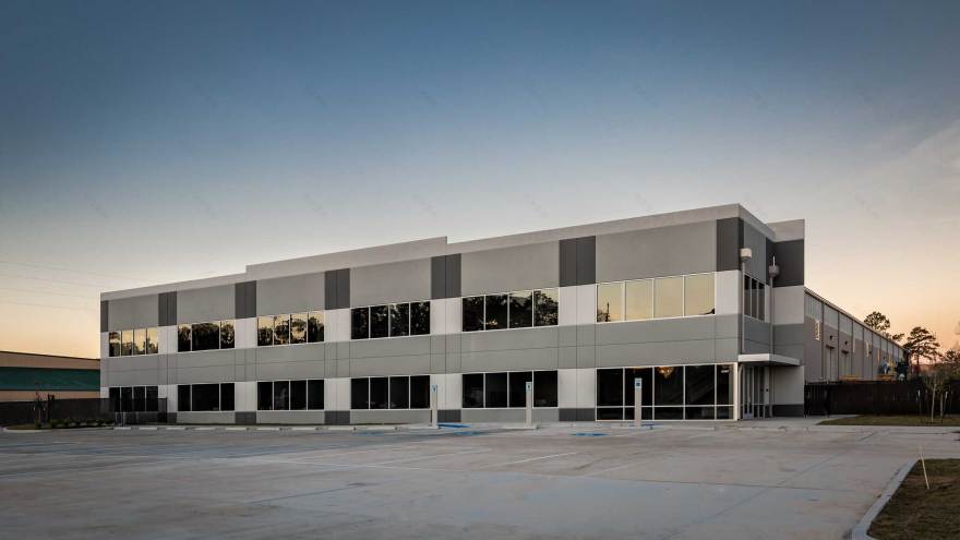 具有混合结构系统的办公室和高架仓库建筑丨Goree Architects-7