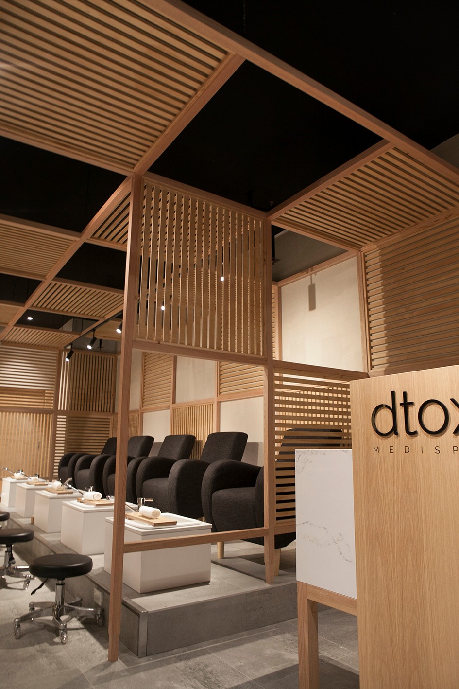 橡木环抱下的温暖 SPA 空间-1