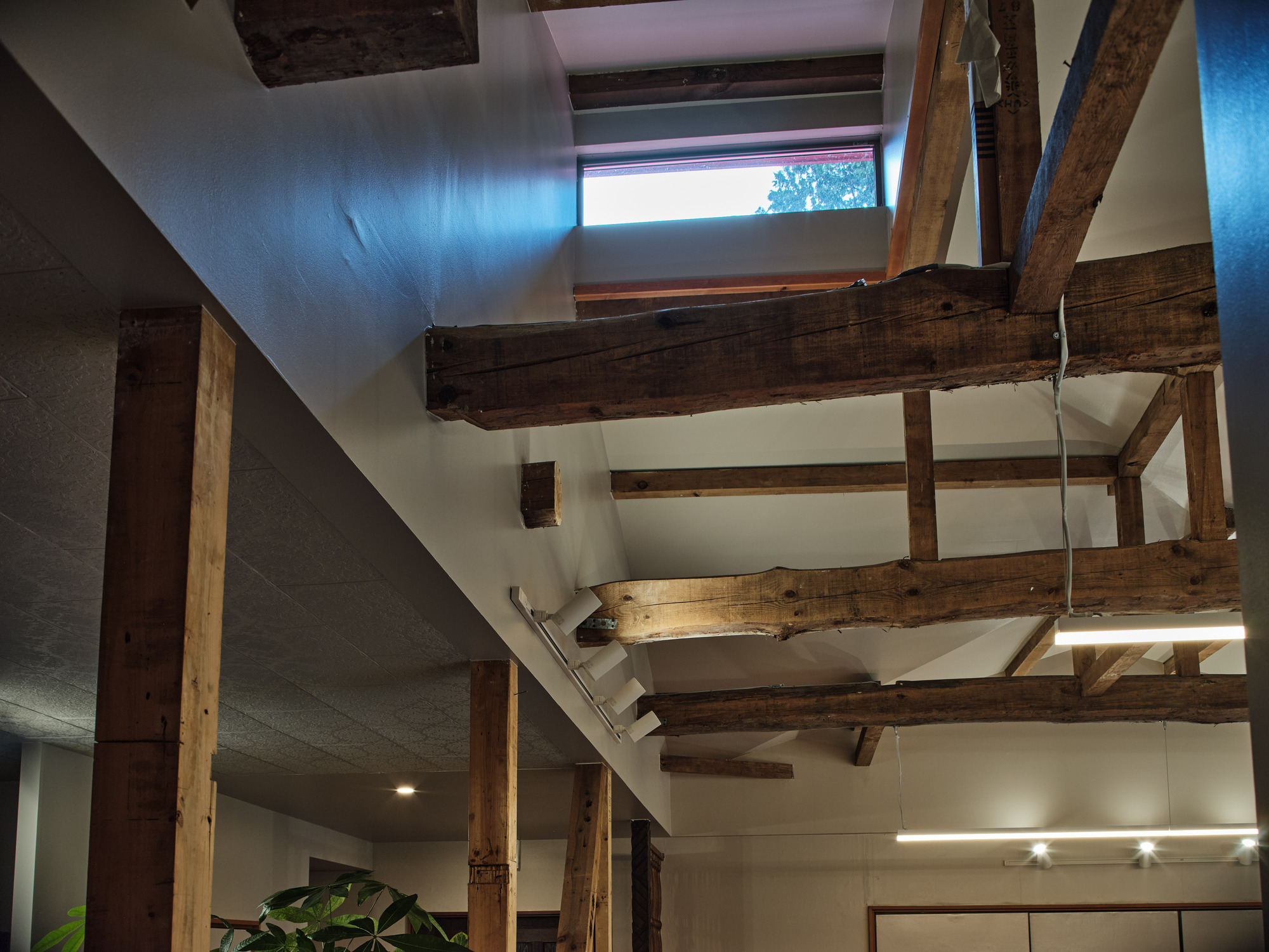 二之平的缘侧（注：缘侧是日本传统建筑中房屋与庭院之间有屋檐的走廊空间） 丨日本神奈川丨HAMS and,Studio-39