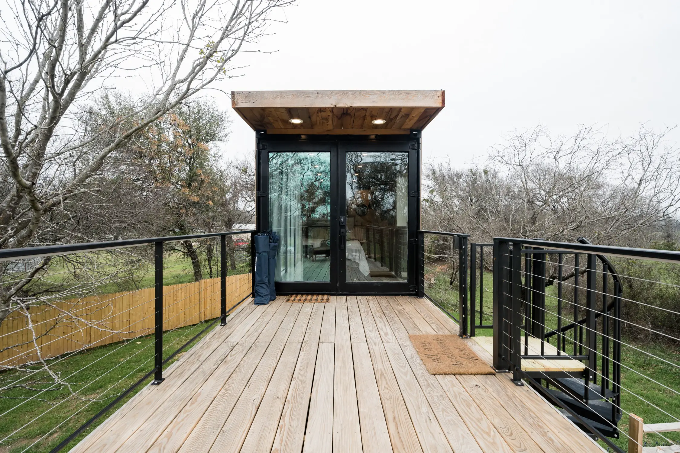 42m2 集装箱度假屋 | 现代设计与百年木料的完美融合-19