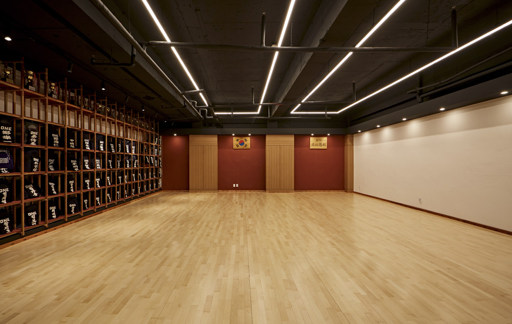 20 平米极简生活，原木风打造温馨小窝-3