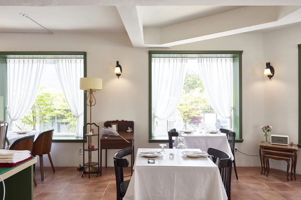 简约时尚的 20 平米餐厅设计-9