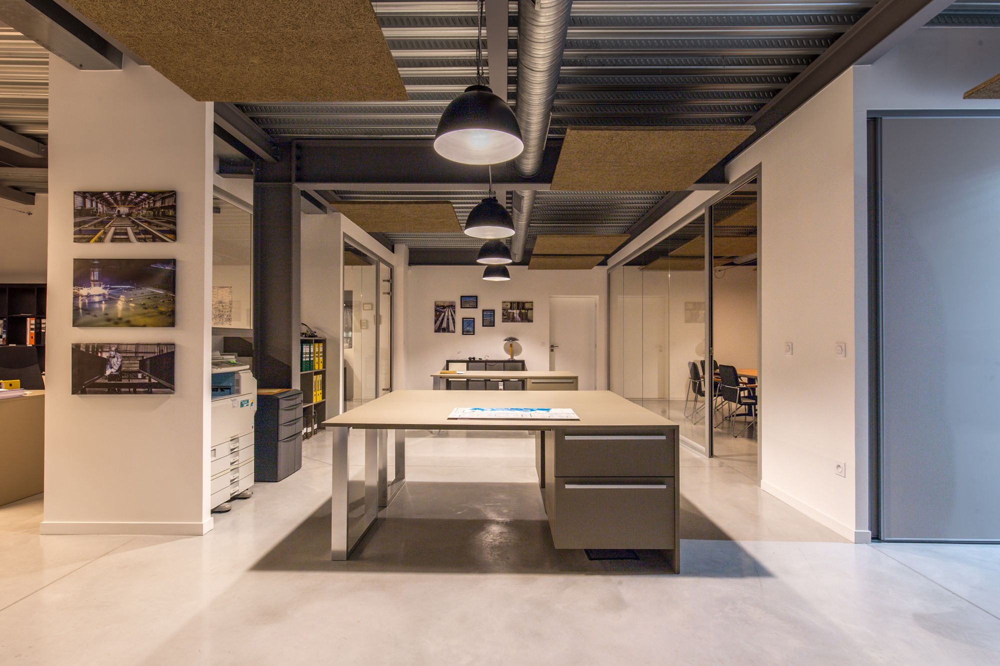 打破对称的金属网格办公楼-15