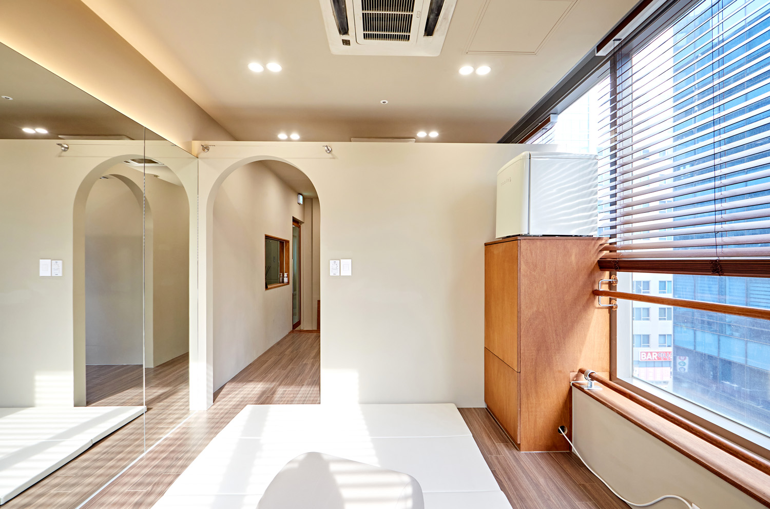 白色与木质的和谐共处，打造舒适 6 星级运动中心-7