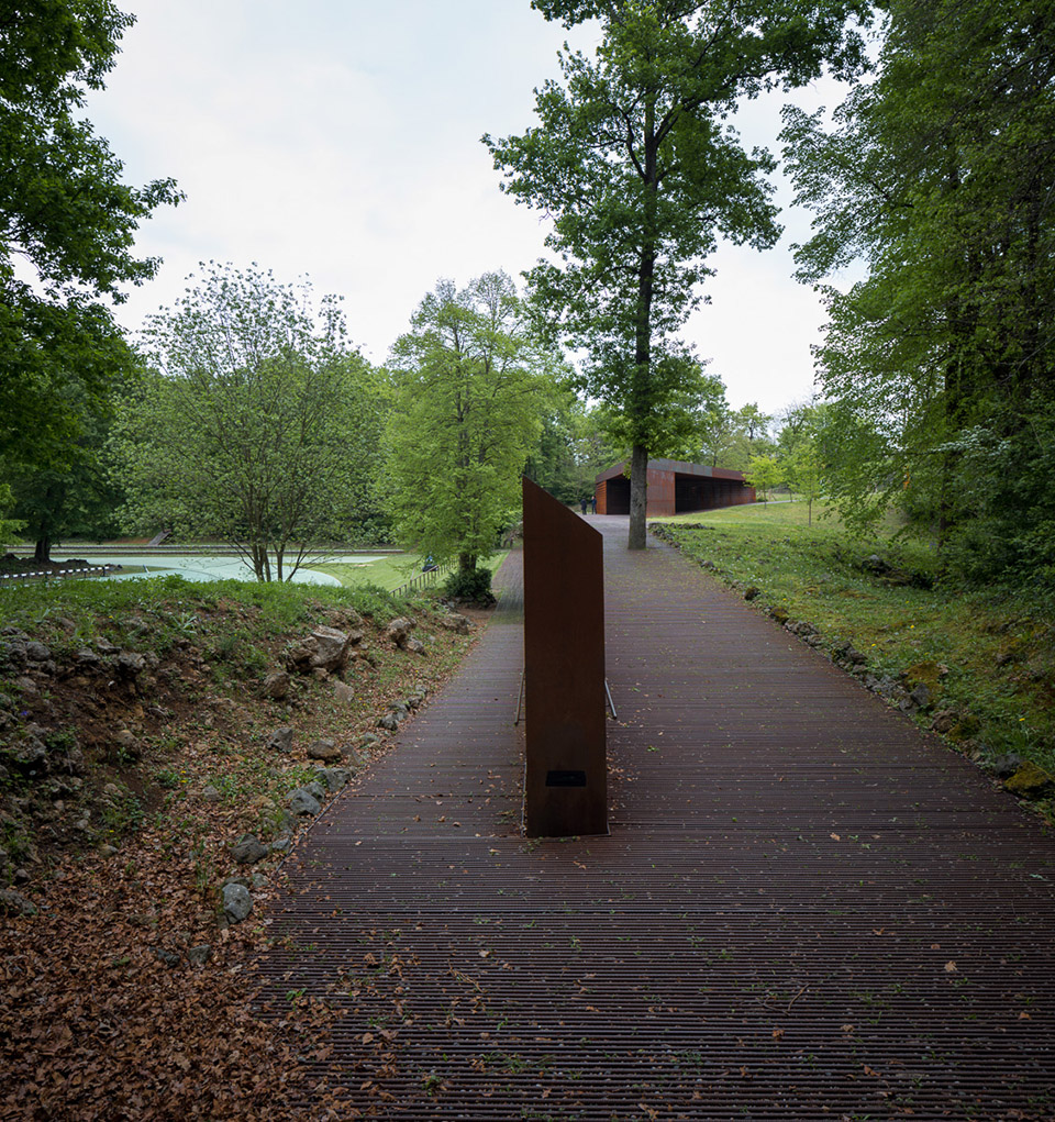 种满大树的标准跑道－西班牙小镇Olot体育公园 / RCR arquitectes & arqfoto拍摄 -12