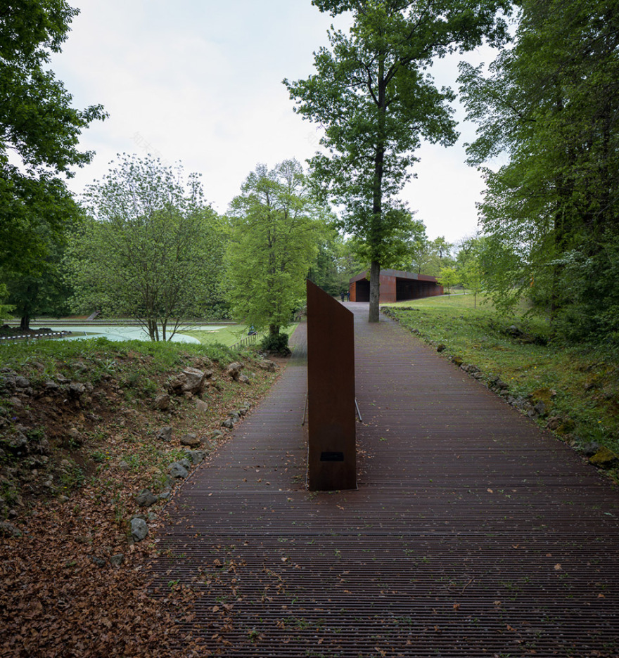 种满大树的标准跑道-西班牙小镇Olot体育公园 / RCR arquitectes & arqfoto拍摄 -12