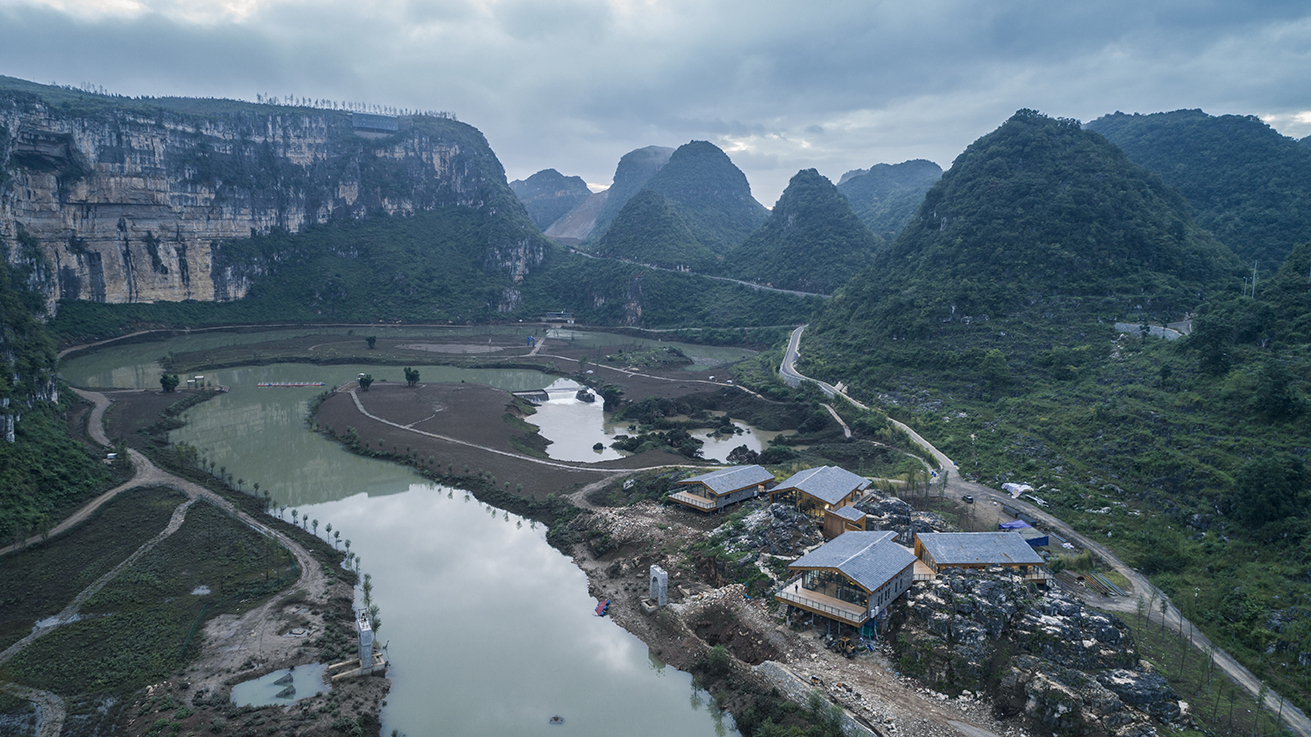 贵州安龙喀斯特峡谷度假村的游客中心-16