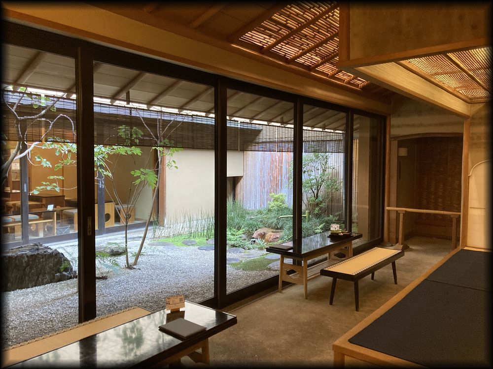 鶴屋吉信本店茶寮「菓遊茶屋」茶室「游心」及坪庭丨日本京都-21