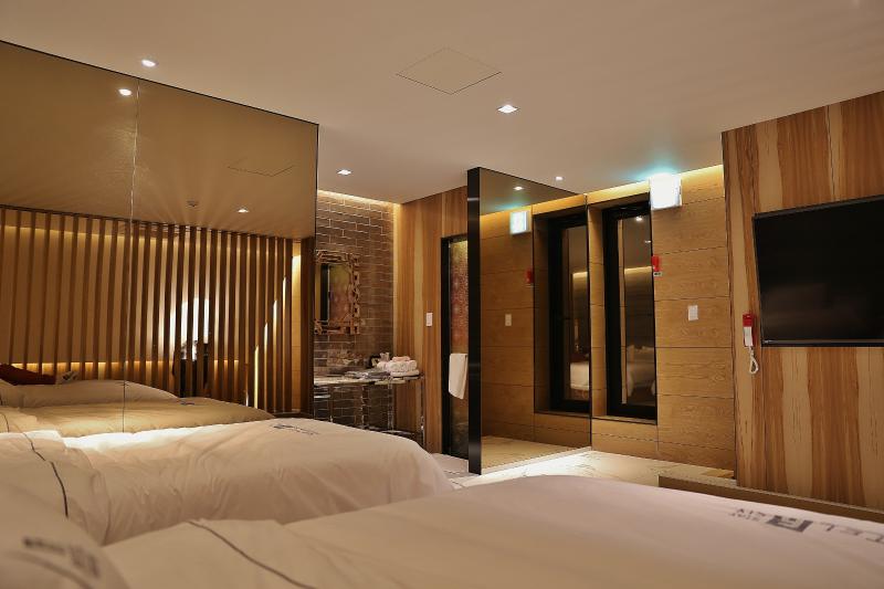 照明点缀的 20 个房间的 450 平酒店室内设计-10