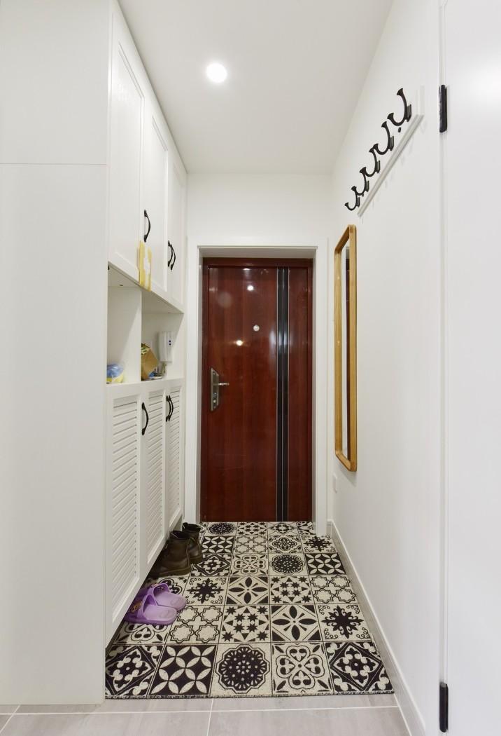 绿色皮质沙发打造小空间客厅，金属质感吊灯烘托餐厅气氛-0