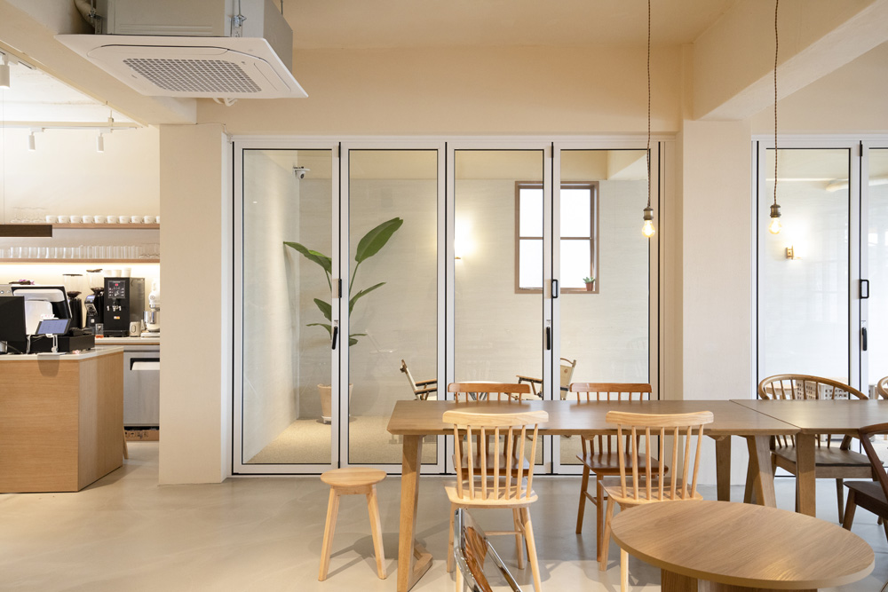 温馨优雅的白色与木色调餐厅设计-8