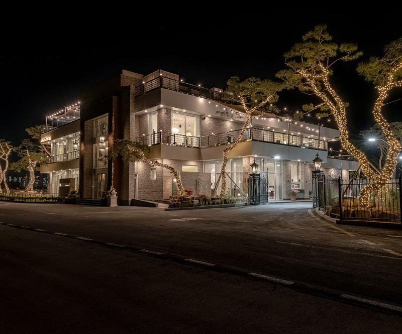 现代简约风咖啡厅设计，精致艺术品装点高级空间-25