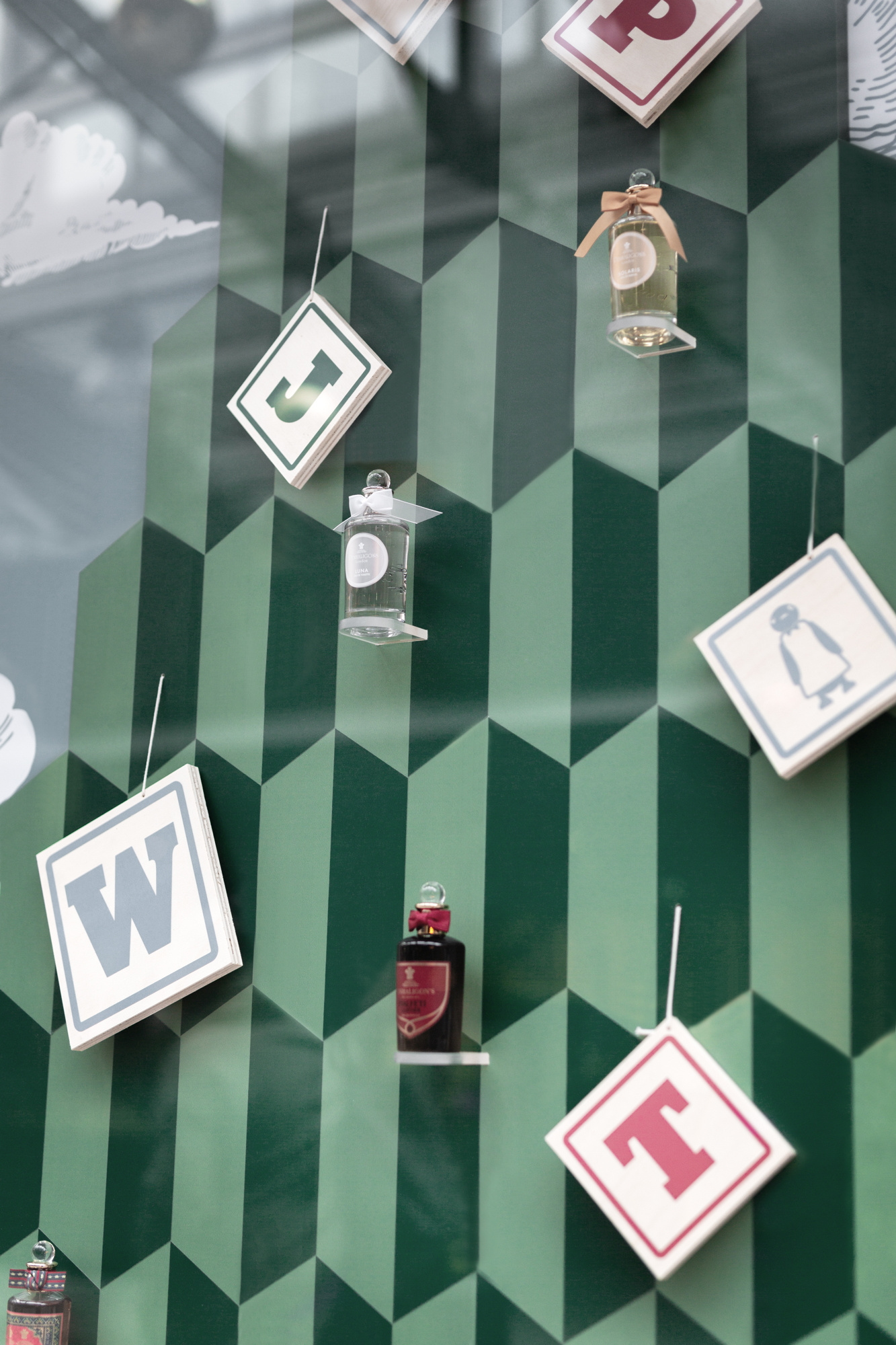 PENHALIGON'S 香水店圣诞橱窗展示丨波兰华沙丨Galilu 香水店-6