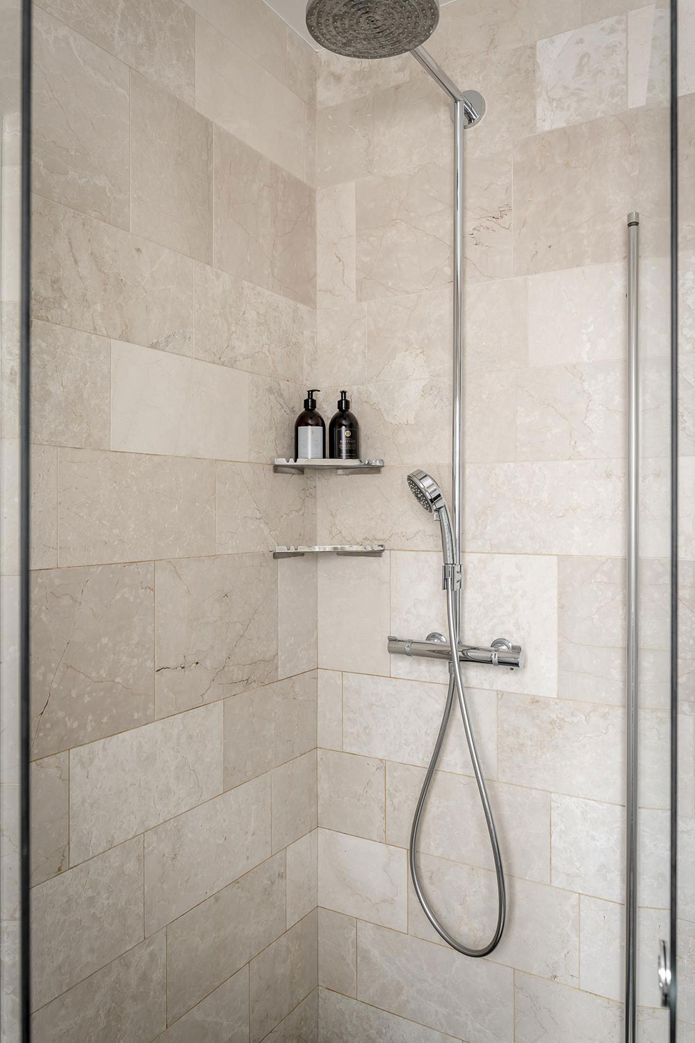 瑞典哥德堡 74 平米公寓的黑色魅力-21