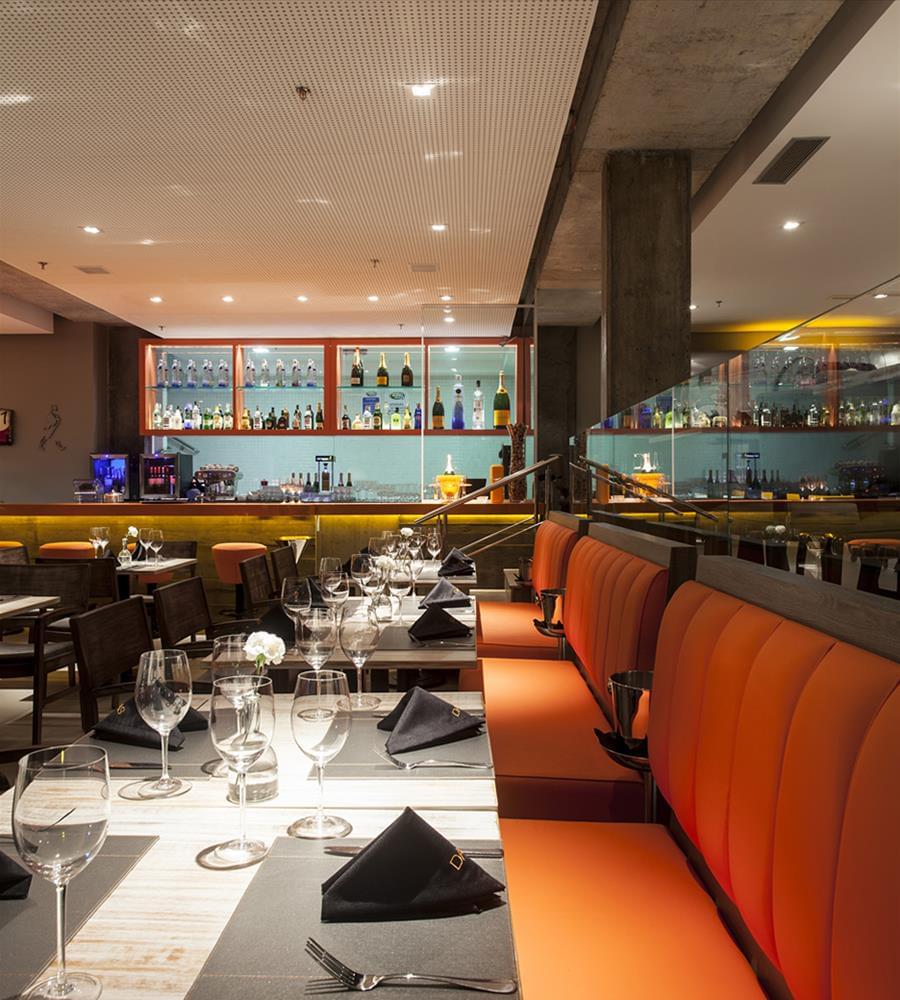 巴西 DAS 餐厅 | 木钢构造与复古汽车元素的完美融合-7