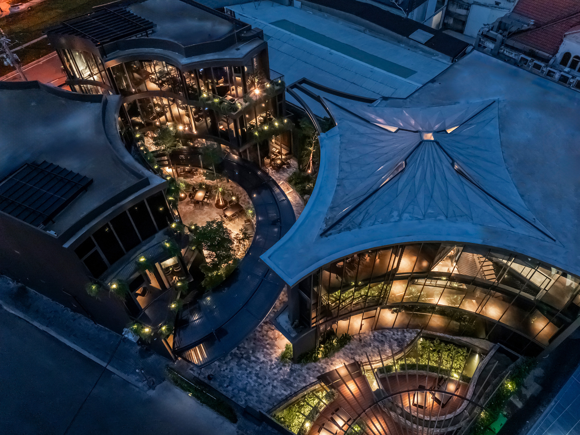 Urban Sparkle for Hokkaido Sachi Restaurant Thao Dien  / Takashi Niwa Architects-32