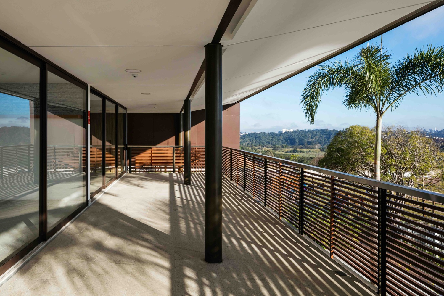 巴西自然景观中的社交俱乐部总部-61