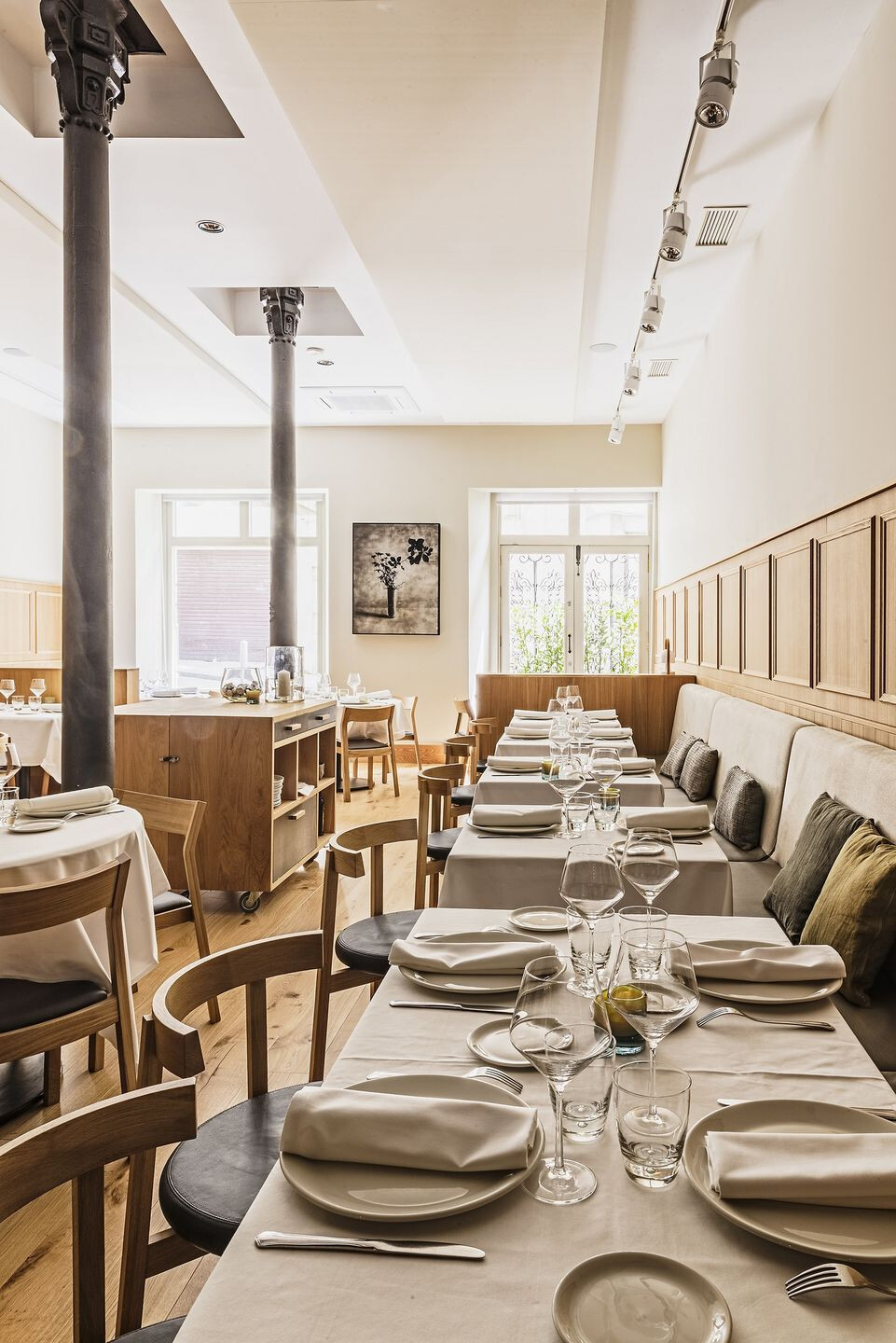 重塑历史印记,打造优雅餐饮空间-14