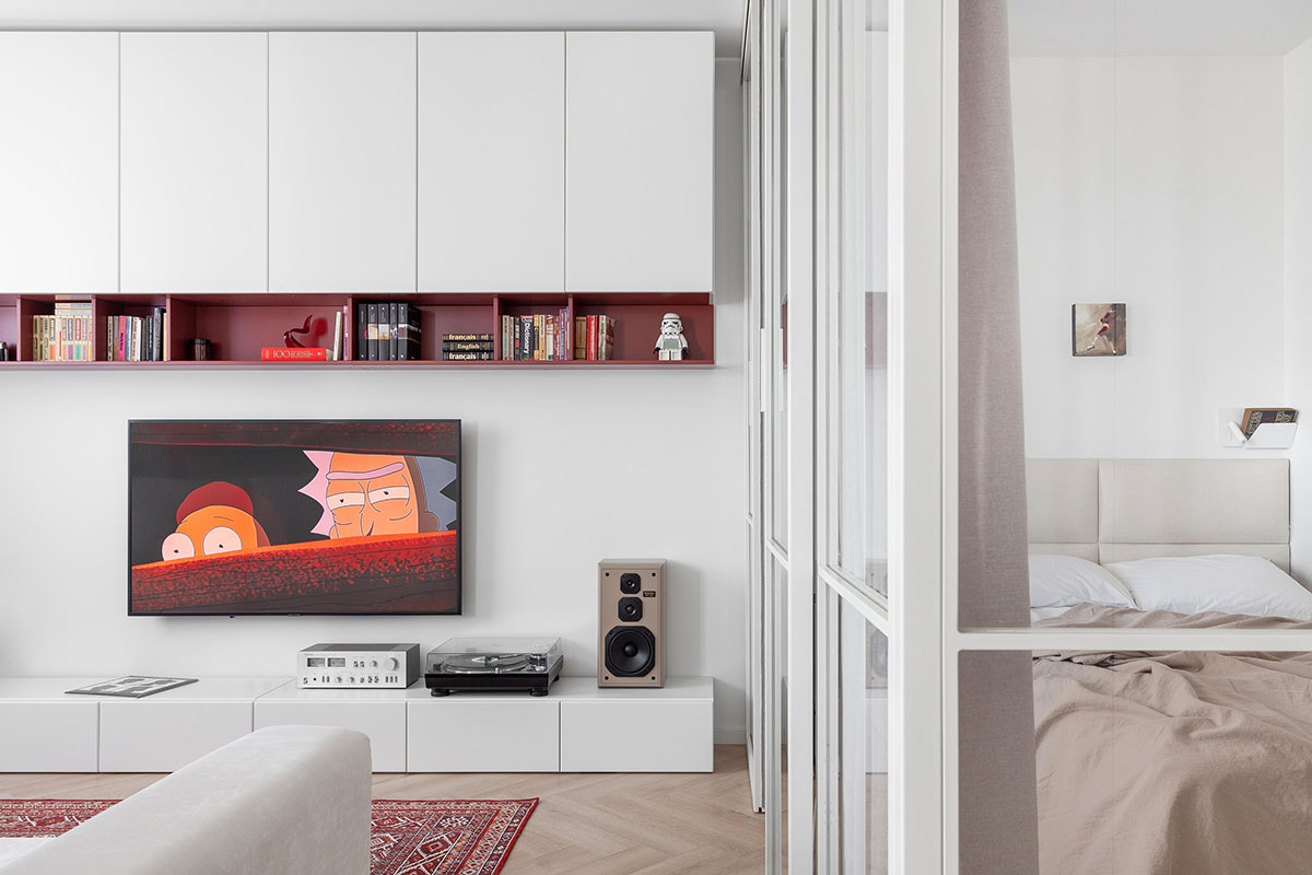 莫斯科 45 平米全白小公寓,玻璃隔出的卧室成亮点-10