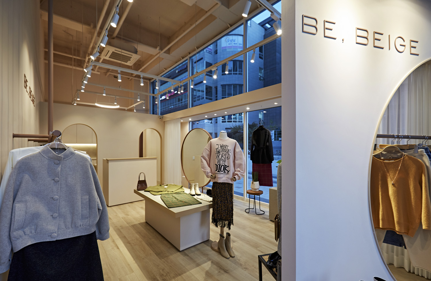 13 坪时尚服装店现代简约设计，明亮舒适-6