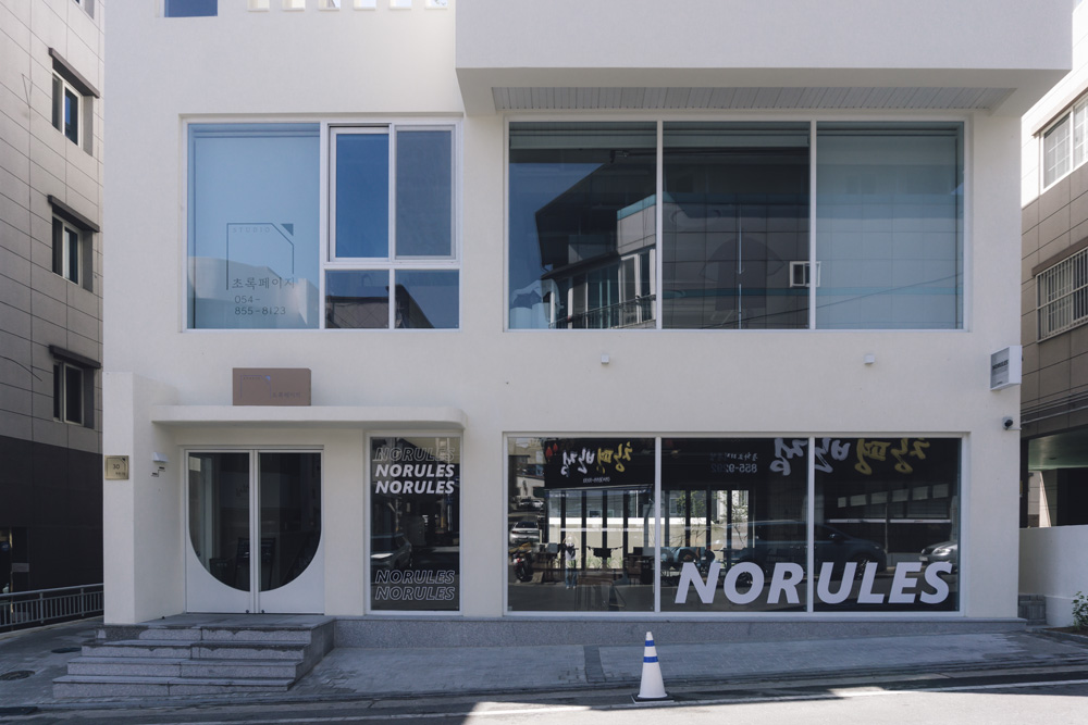 "韩国室内设计师打造 34 平极简咖啡厅，工业风设计成亮点"-2