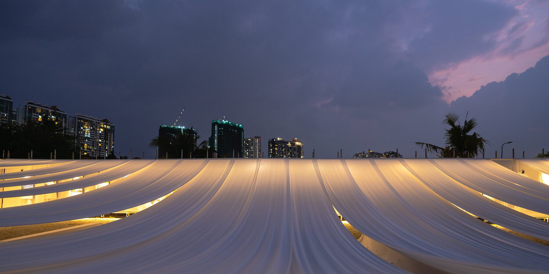 越南 Ashui 奖临时展厅 | 流动的白色幕布,自然与文化的交融-20