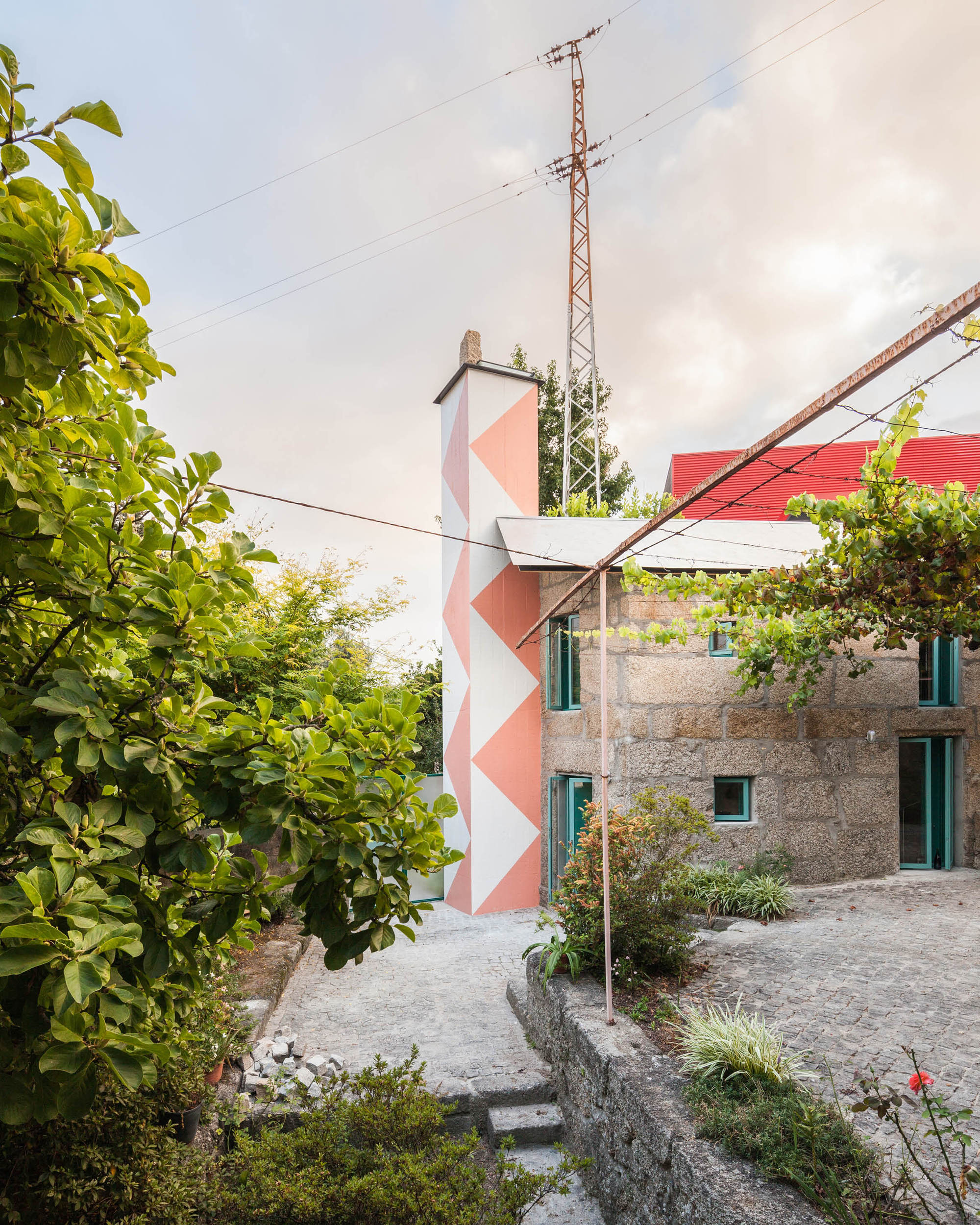 Small House with a Monumental Shower / fala-19