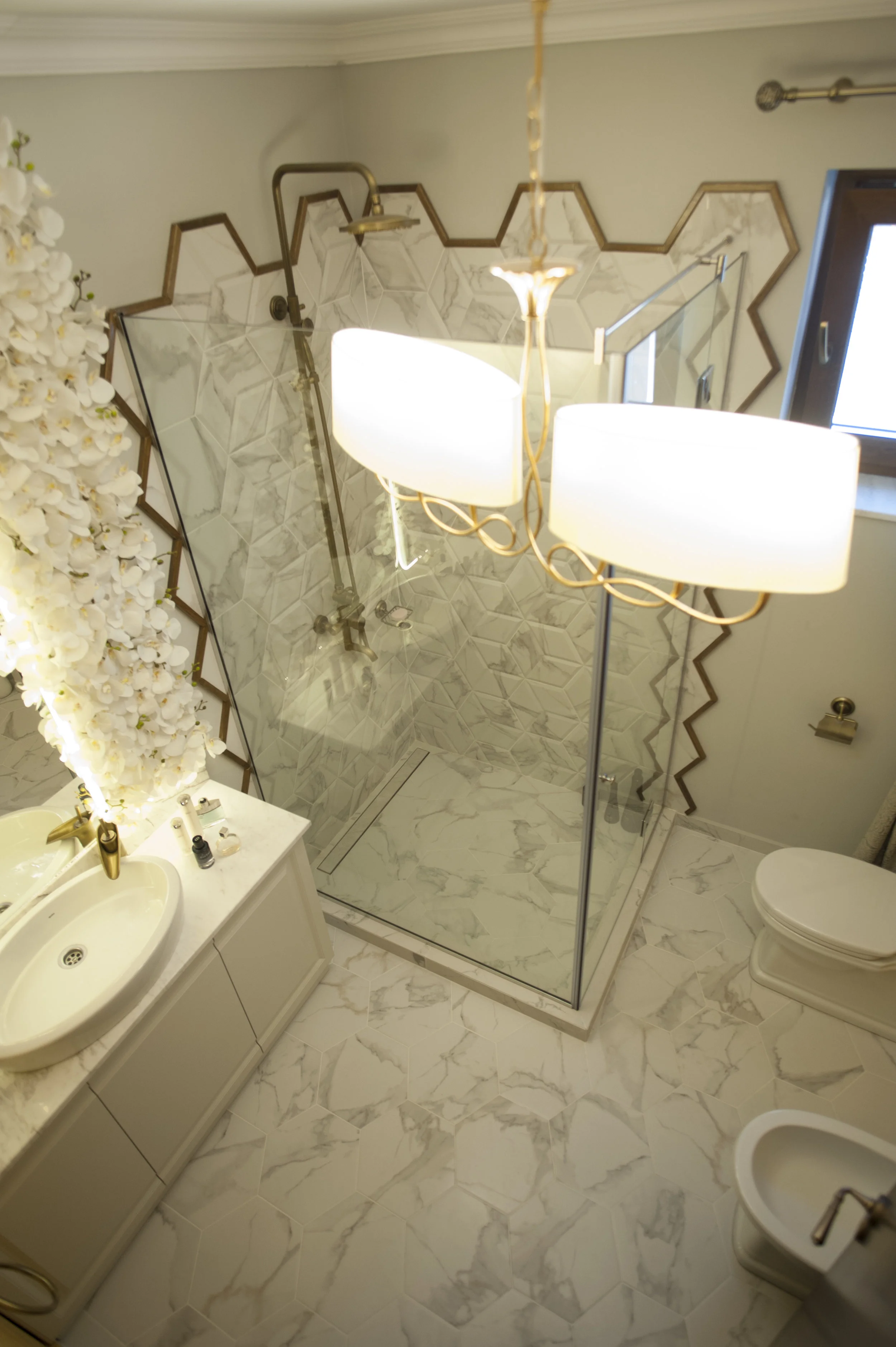 这所房子；这座住宅（注：根据语境不同，这里的house可能有多种具体指向，这所房子这座住宅都比较常见，更精准的含义需结合前后来确定，但此处按要求提供单一翻译仅举例这所房子 ）

在一般语境下，常见翻译为 这所房子  -17