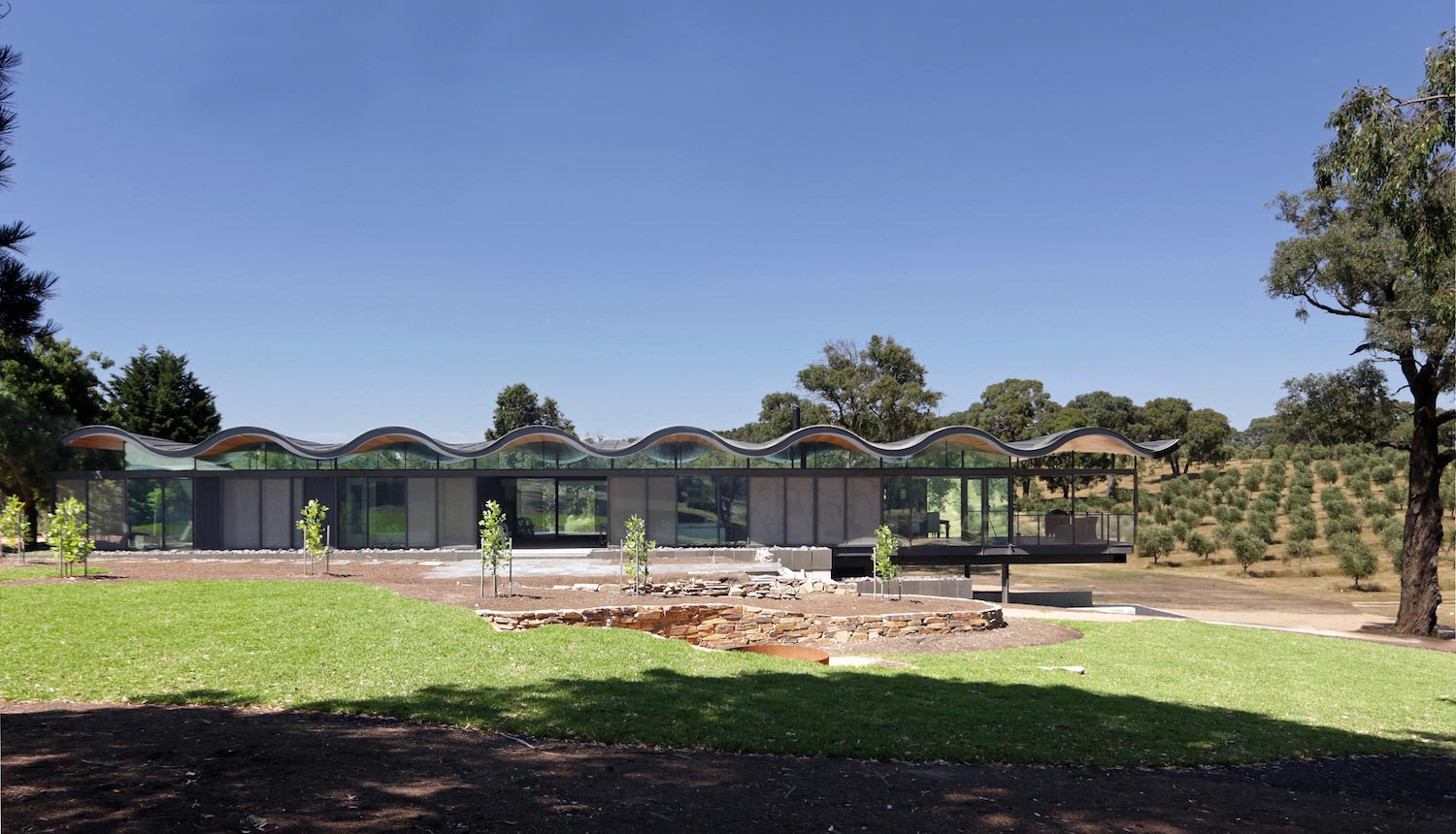 Lauriston House by Seeley Architects a floating sinuous roof placed on a contemporary glass house   CAANdesign  Architecture and home design blog-2