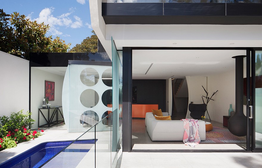 Unconventional House With Elliptical-Shaped Walls That Create New Spatial Perspectives-15