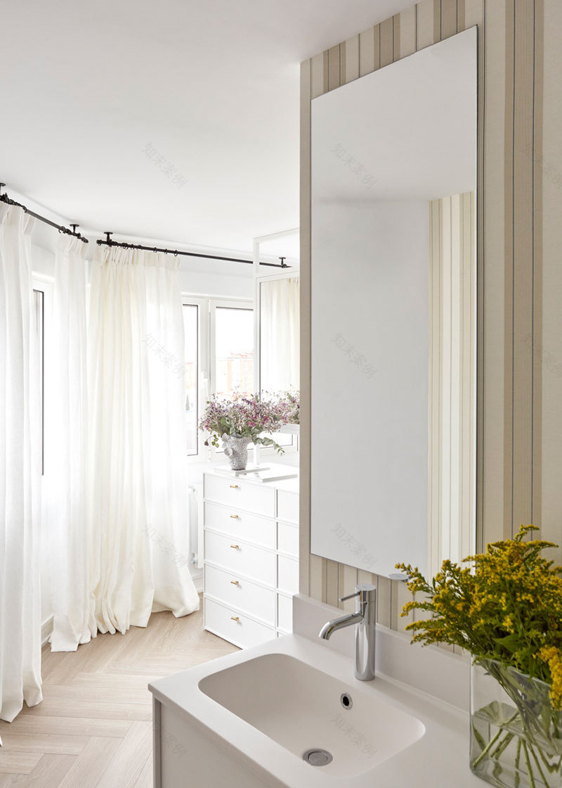 马德里 90 平米白色公寓,玻璃 partition 分隔空间,明亮有趣-11