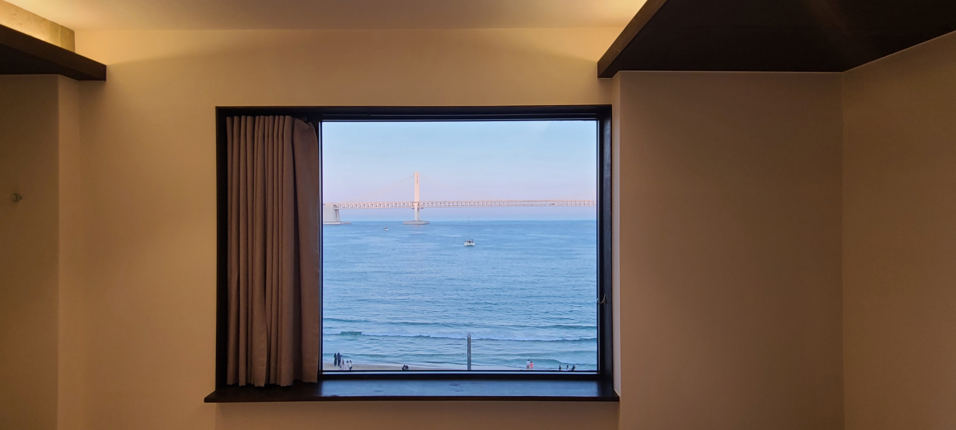 白色与木质的极简酒店设计-6