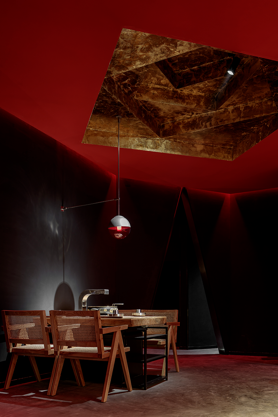 成都 320㎡火山岩洞韩式烤肉空间,演绎红与黑的独特魅力-51