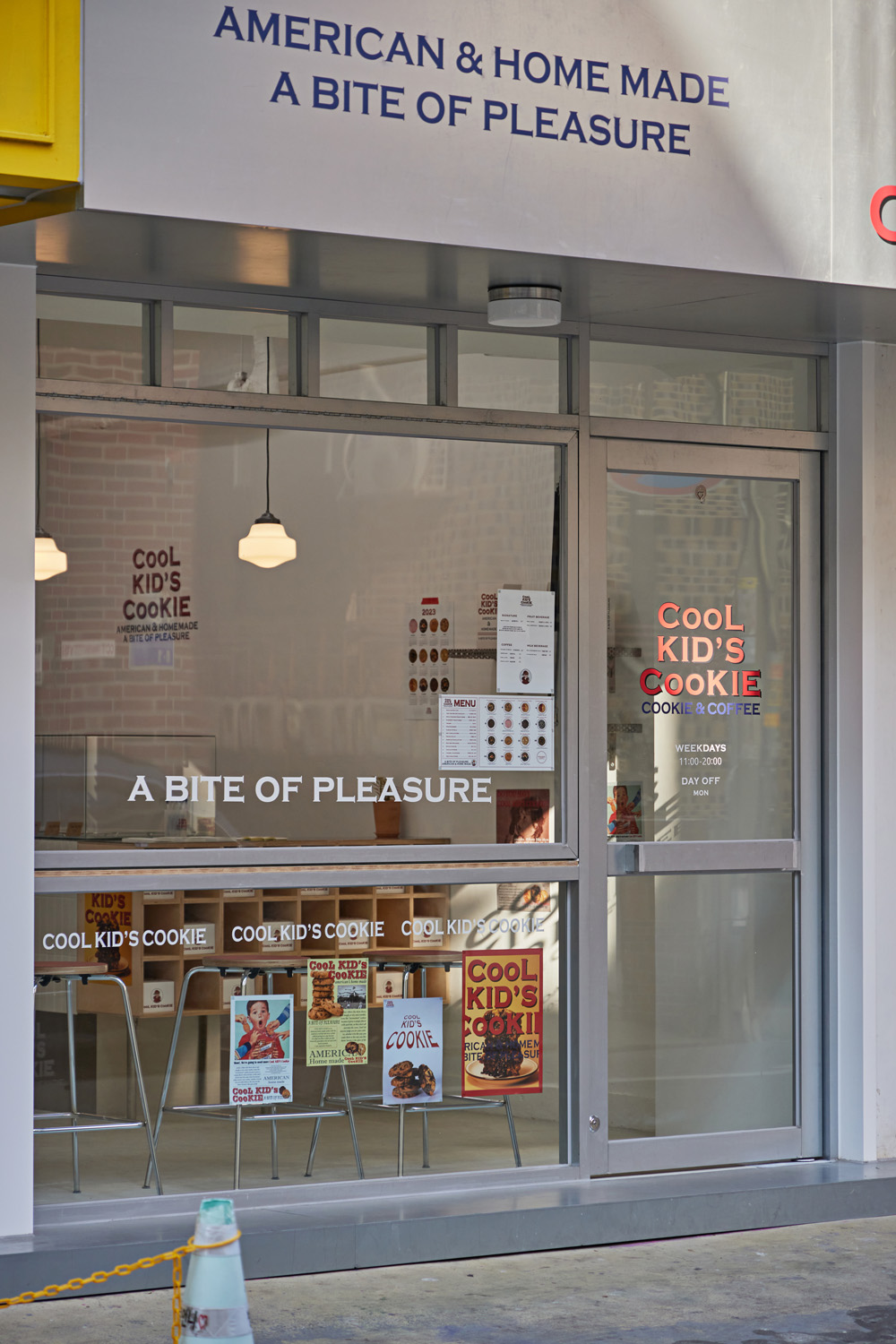 白色简约的 7 层甜品店空间设计-16