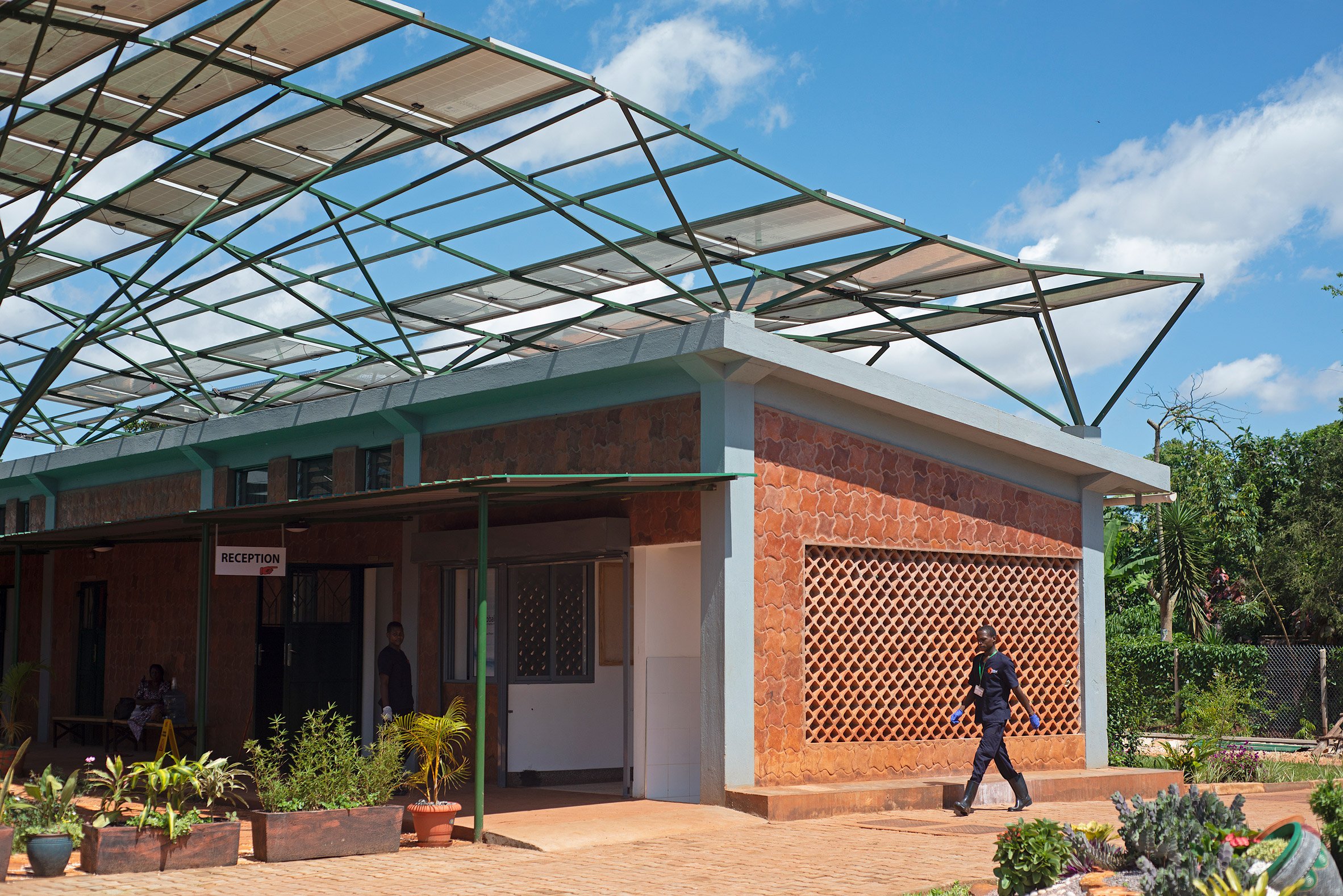 乌干达手术设施 | 太阳能板覆盖的模块化红砖建筑-11